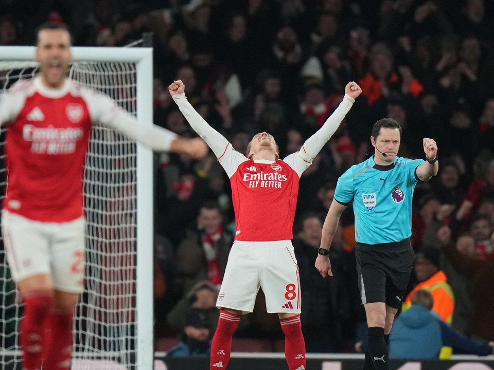 Arsenalský Martin Ödegaard oslavuje po tom, čo jeho spoluhráč z Arsenalu Leandro Trossard strelil tretí gól svojho tímu.