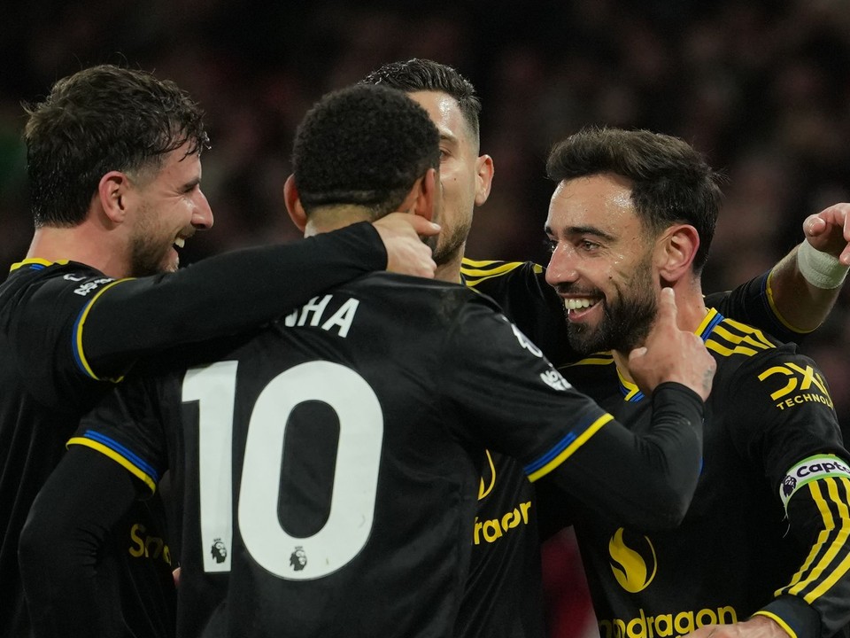Hráči Manchesteru United oslavujú gól počas zápasu Premier League.
