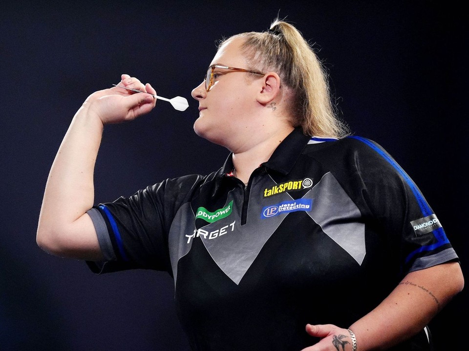 Beau Greavesová počas zápasu 1. kola MS v šípkach 2026. 