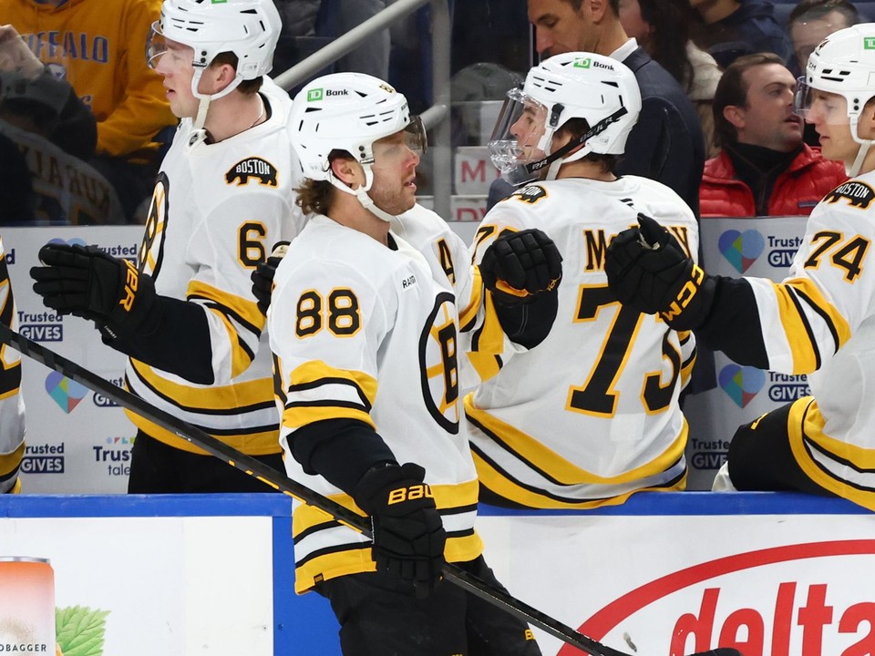 David Pastrňák sa teší so spoluhráčmi z Bostonu.