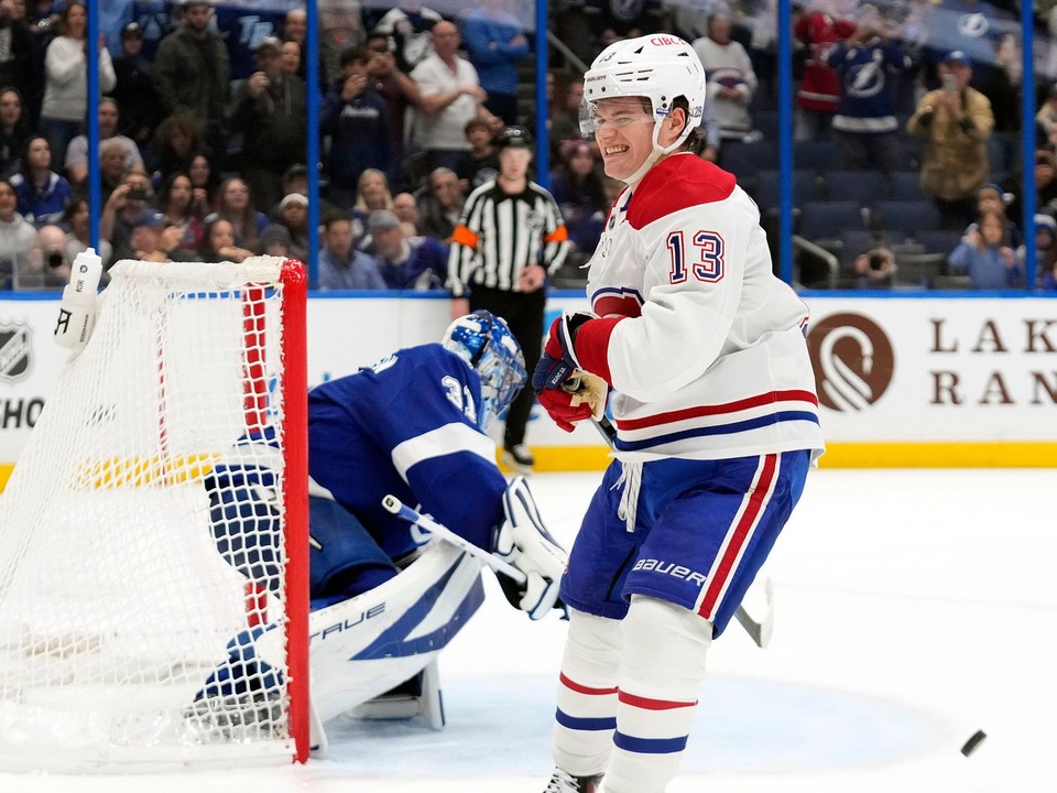 Hráč Montrealu Cole Caufield (13).