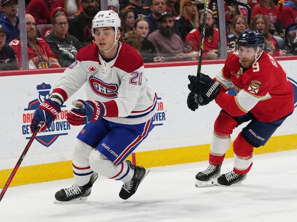 Slovneský útočník Juraj Slafkovský (20) v drese Montrealu Canadiens  korčuľuje s pukom.