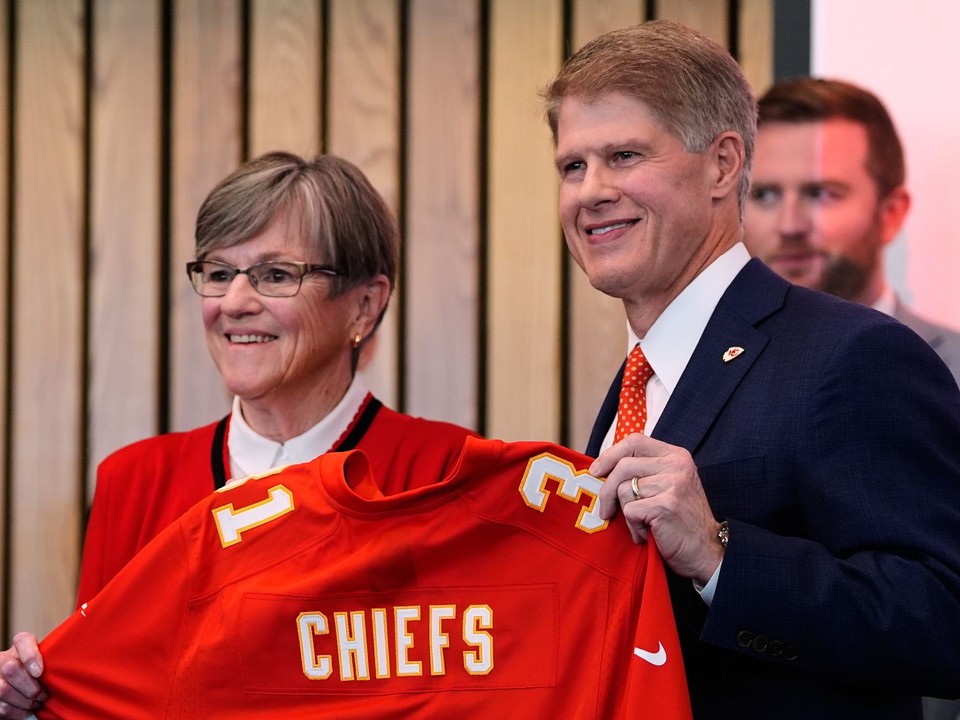 Majiteľ tímu Kansas City Chiefs Clark Hunt (vpravo) a guvernérka štátu Kansas Laura Kelly.