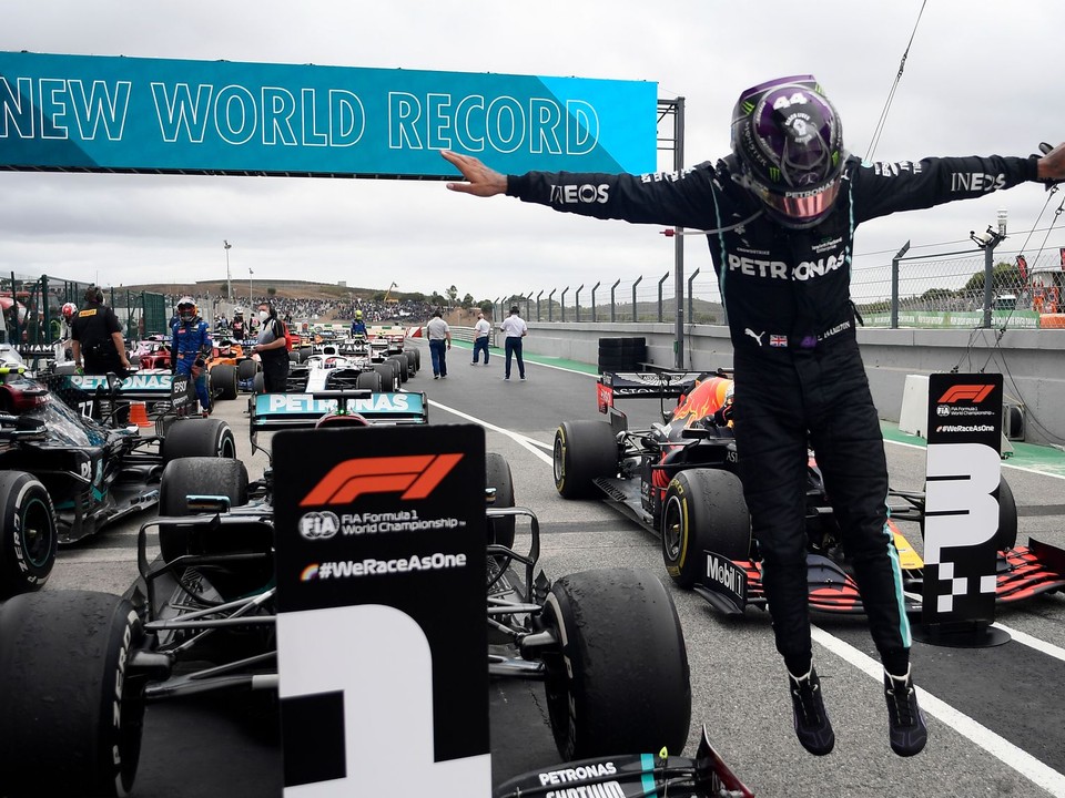 Britský jazdec Lewis Hamilton vyskakuje vtedy zo svojho monopostu Mercedesu po rekordnom 92. víťazstve na Veľkej cene Portugalska Formuly 1.