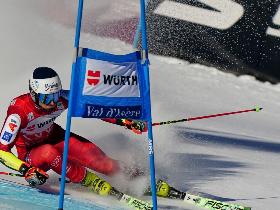 Rakúšan Stefan Brennsteiner počas prvého kola obrovského slalomu vo Val d'Isere.