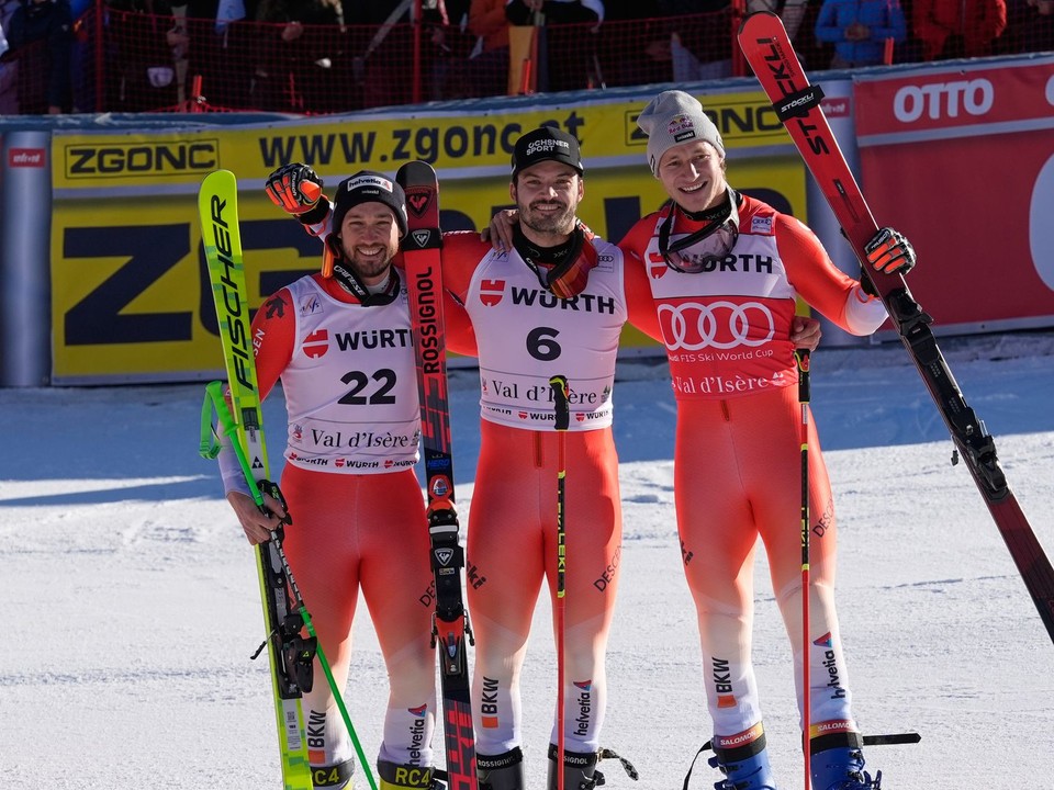 Švajčiar Meillard (v strede), pózuje so svojimi krajanmi druhým Aernim (vľavo) a tretím Odermattom vo Val d’Isère.