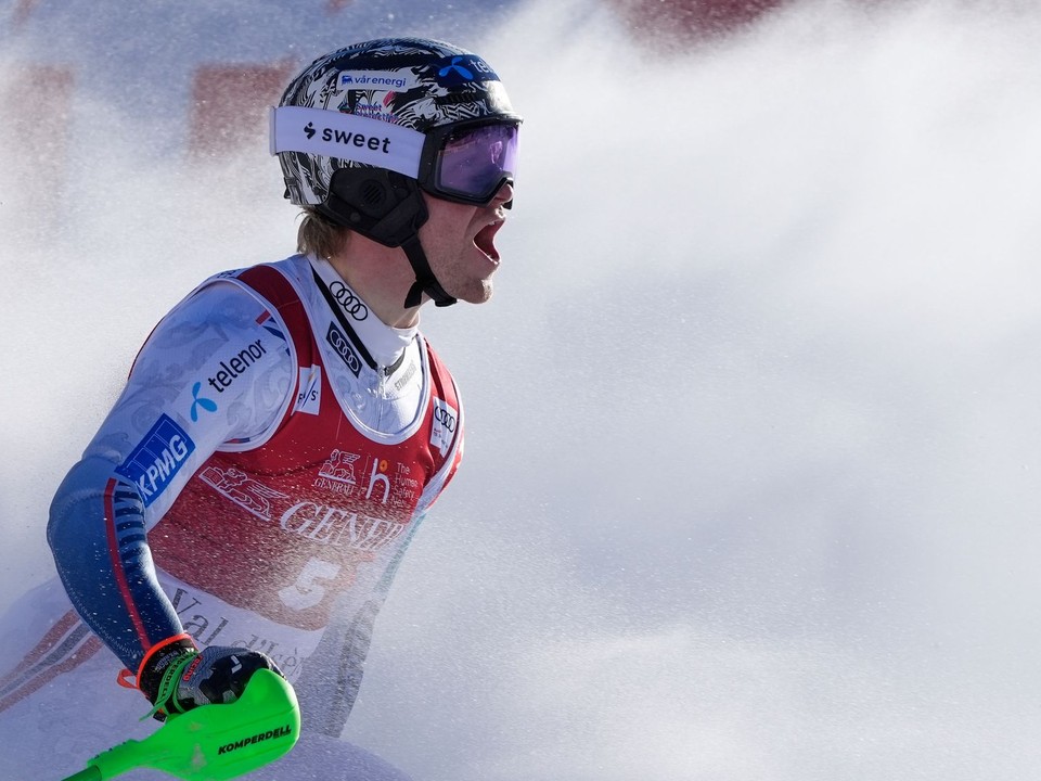 Nór Timon Haugan oslavuje po druhom kole slalomu vo Val d'Isere.