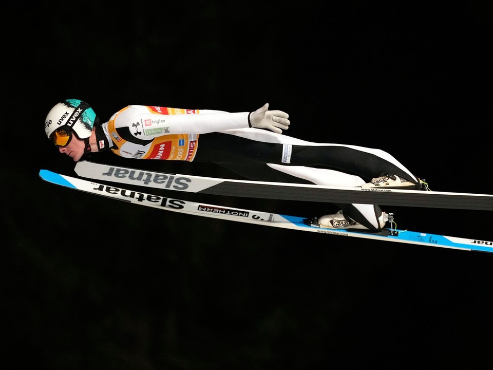 Na snímke slovinský skokan na lyžiach Domen Prevc počas úvodného podujatia 74. ročníka Turné štyroch mostíkov v Oberstdorfe.