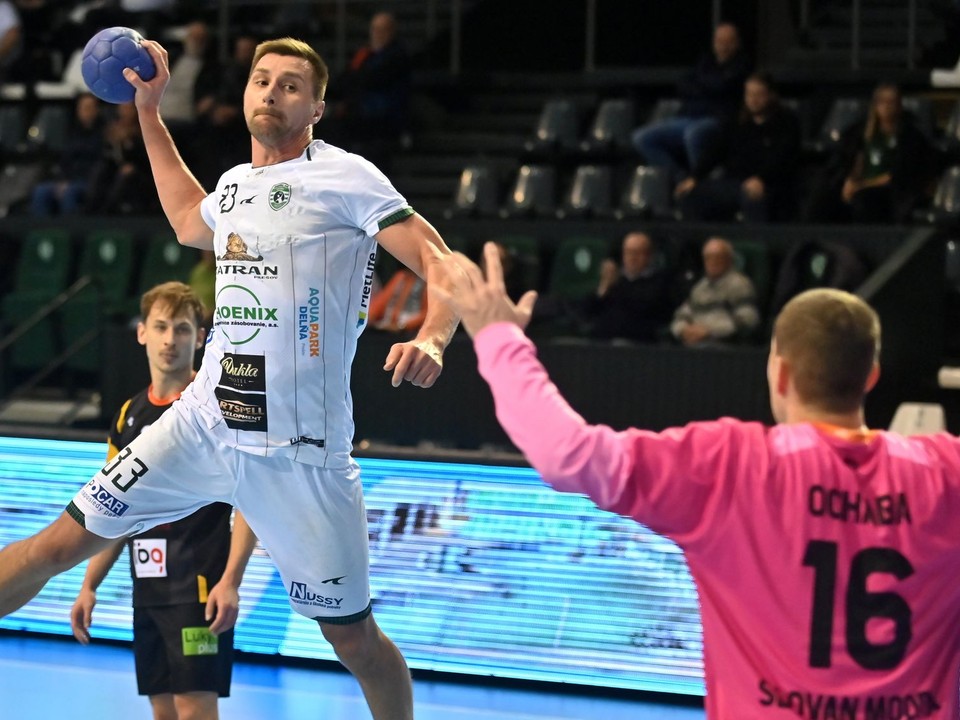 Adam Ochaba (Modra) a Aliaksej Ušal (Prešov) počas zápasu 14. kola Niké Handball Extraligy.