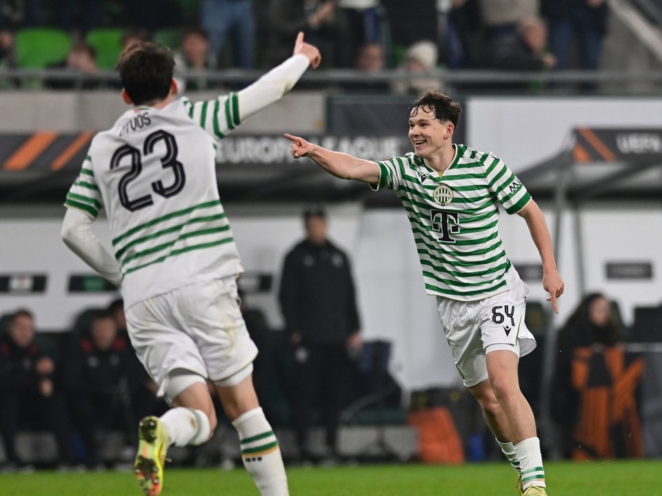 Futbalisti Ferencvárosu oslavujú gól.