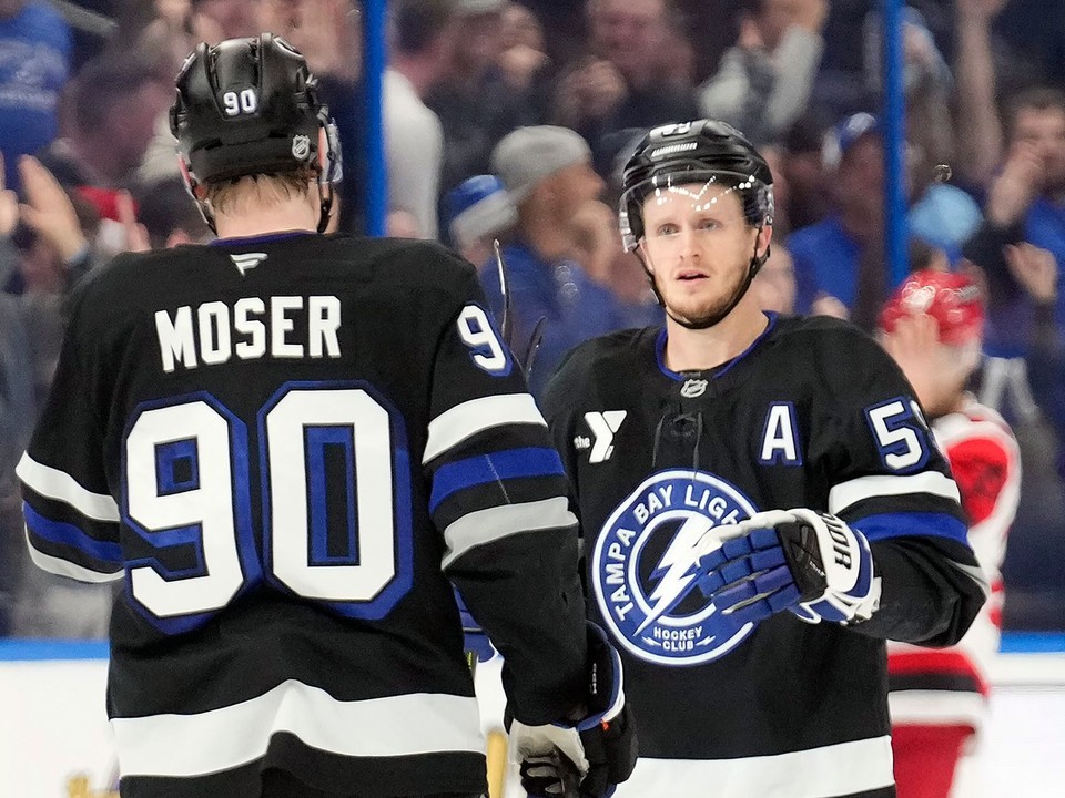 J.J. Moser oslavuje gól s Jakeom Guentzelom.