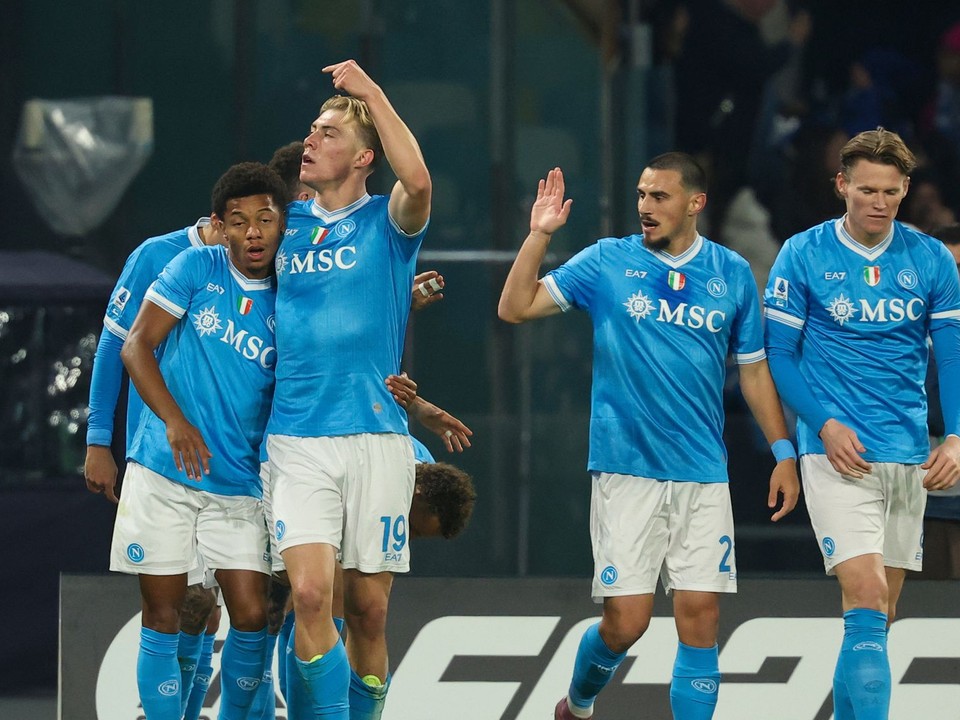 Höjlund v drese Neapola oslavuje po strelení gólu počas zápasu Serie A medzi Neapolom a Juventusom.