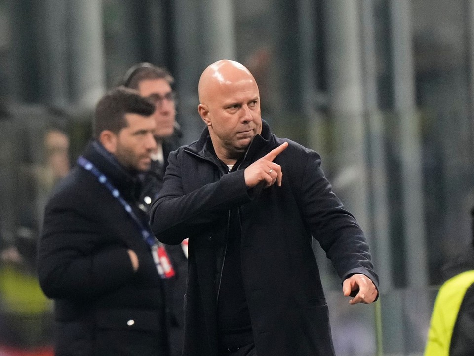 Arne Slot gestures v zápase proti Interu Miláno.