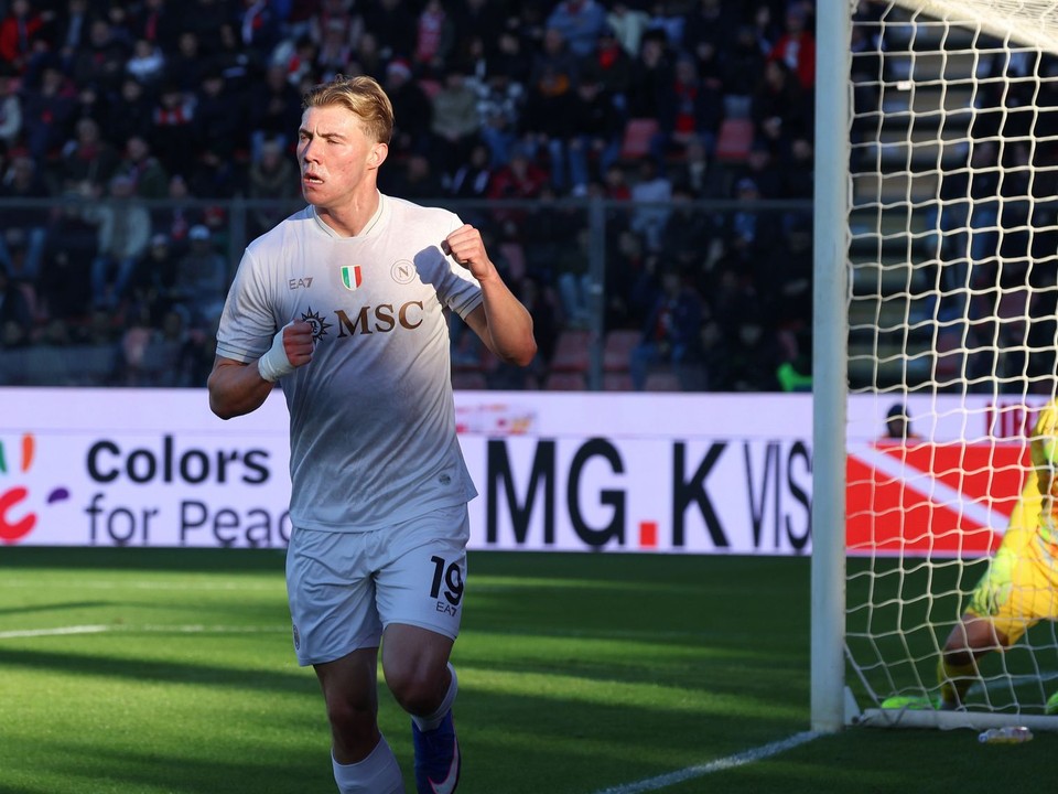 Rasmus Höjlund z Neapola oslavuje gól svojho tímu v zápase Serie A medzi Cremonese a Neapolom.