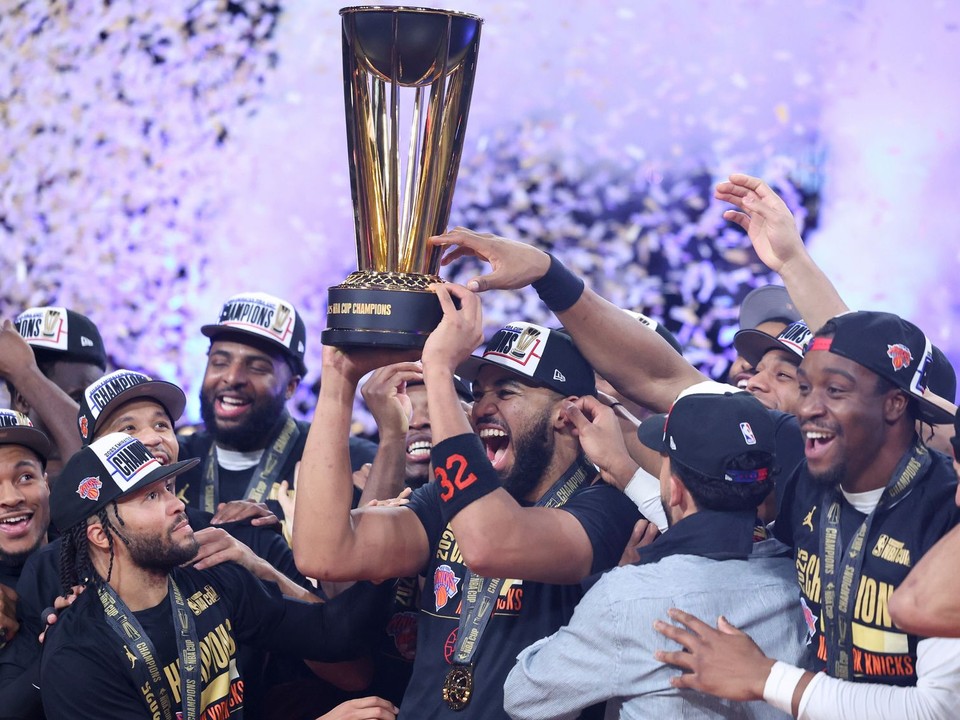 Pivot New York Knicks Karl-Anthony Towns (32) oslavuje so spoluhráčmi po víťazstve svojho tímu nad San Antonio Spurs.