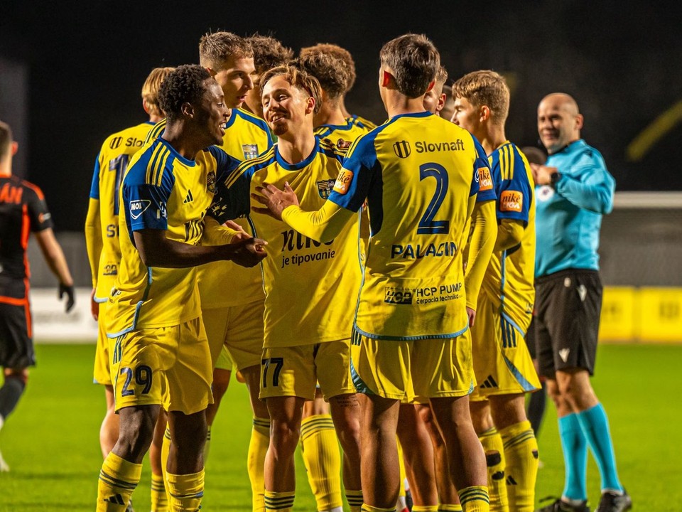 Hráči Košíc sa tešia z gólu.