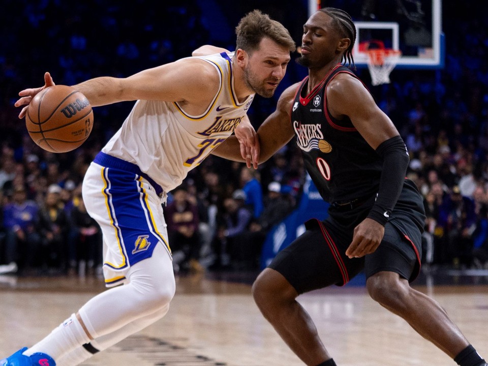 Vľavo hráč Los Angeles Lakers Luka Doncič.