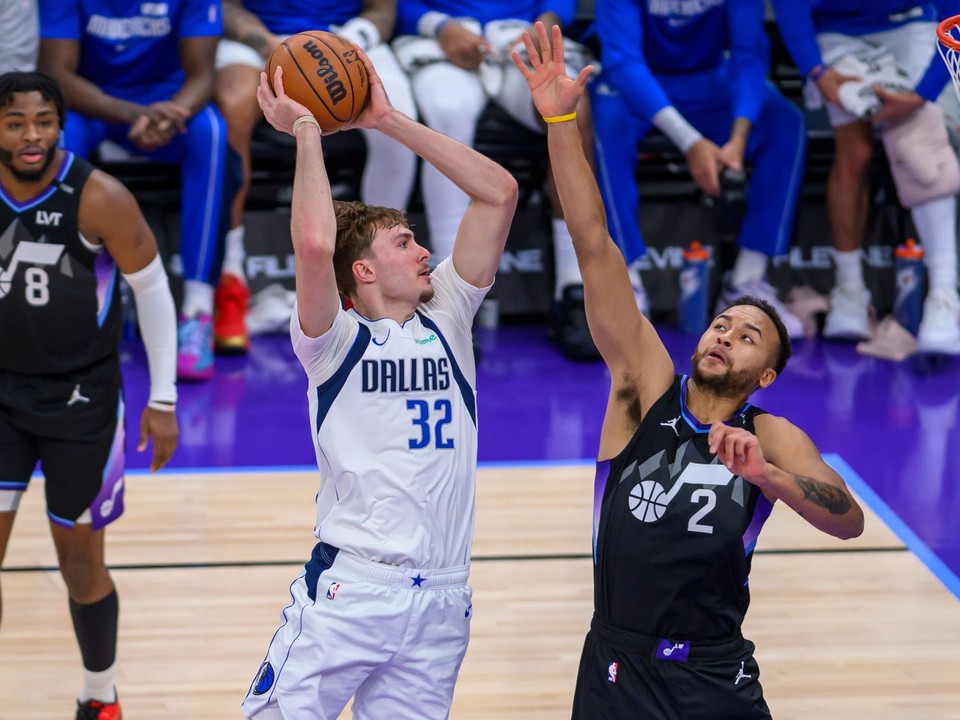 Hráč Dallasu Mavericks a jednotka draftu NBA Cooper Flagg (32) zakončuje cez Kylea Andersona (2) z Utahu Jazz.