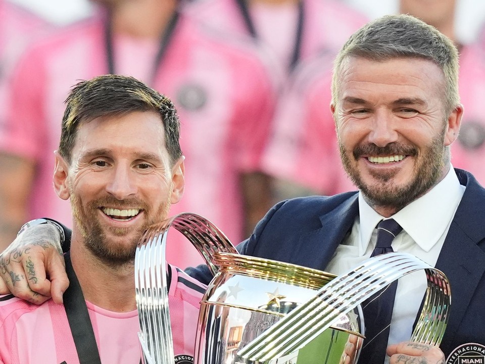 David Beckham (vpravo) pózuje s trofejou MLS Cup spolu s útočníkom Interu Miami Lionelom Messim.