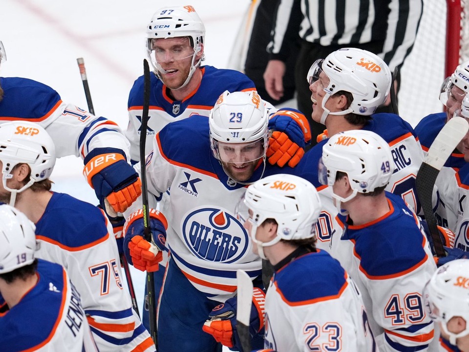 Nemec Leon Draisaitl (29) medzi spoluhráčmi z Edmontonu.