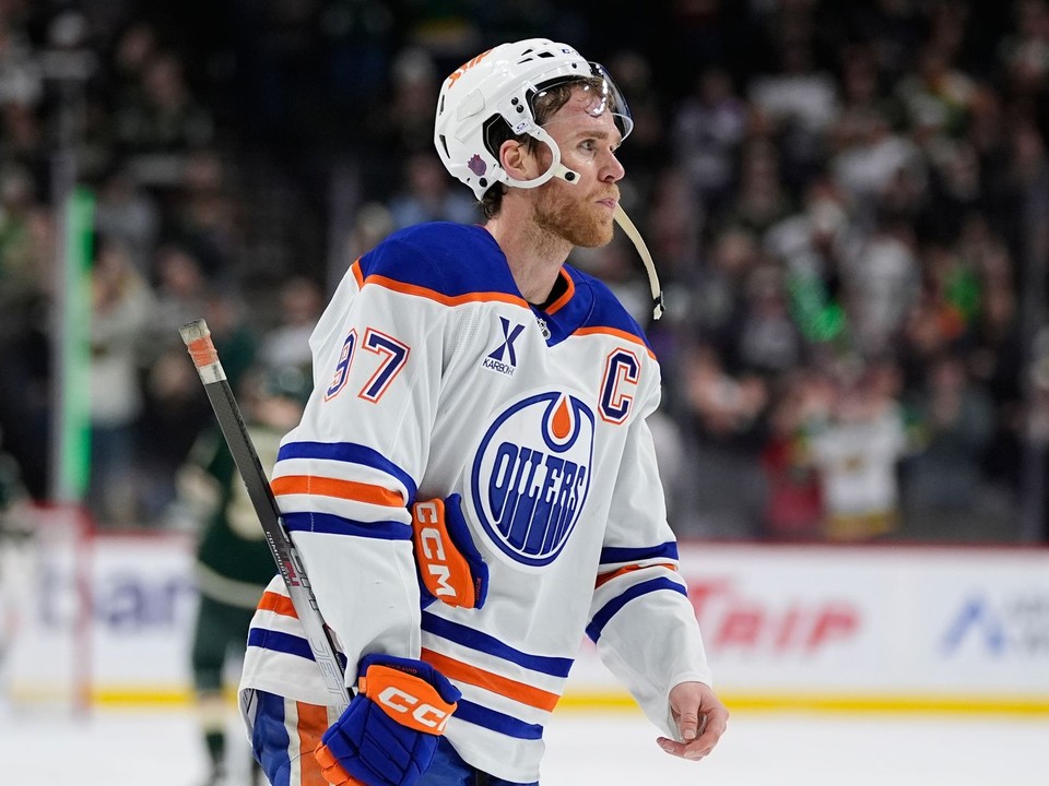 Connor McDavid korčuľuje z ľadu po zápase zámorskej NHL.