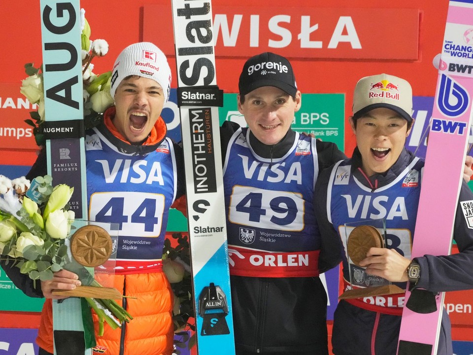 Víťazný slovinský skokan na lyžiach Domen Prevc (v strede).