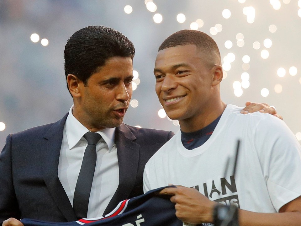 Prezident PSG Nasser Al-Khelaifi (vľavo) hovorí s Kylianom Mbappém z PSG.