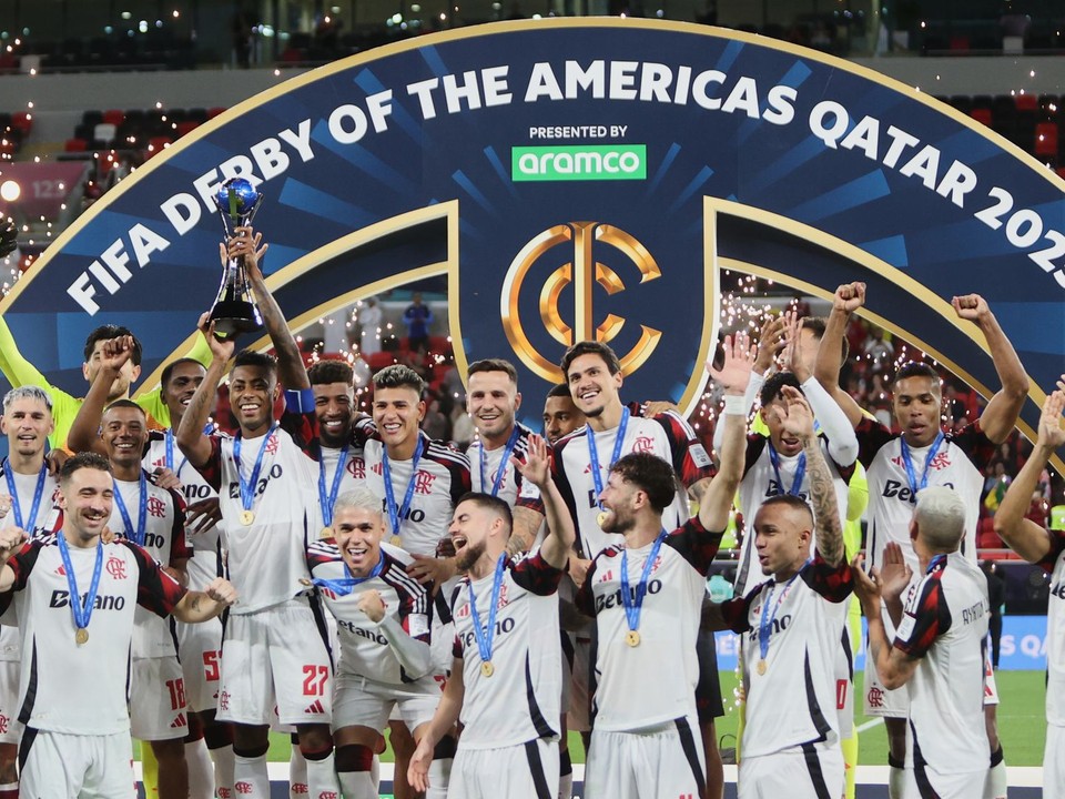 Bruno Henrique (Flamengo) dvíha trofej po víťazstve medzi Cruz Azul a Flamengo.