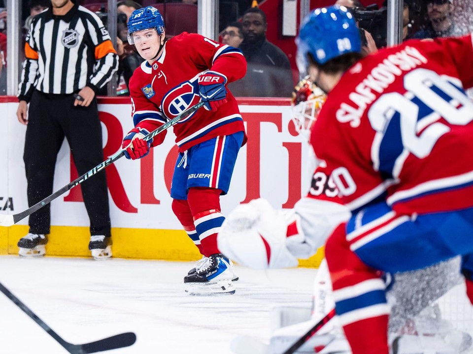 Na snímke slovenský hráč Montrealu Juraj Slafkovský (vpravo) a jeho spoluhráč Cole Caufield (vľavo).