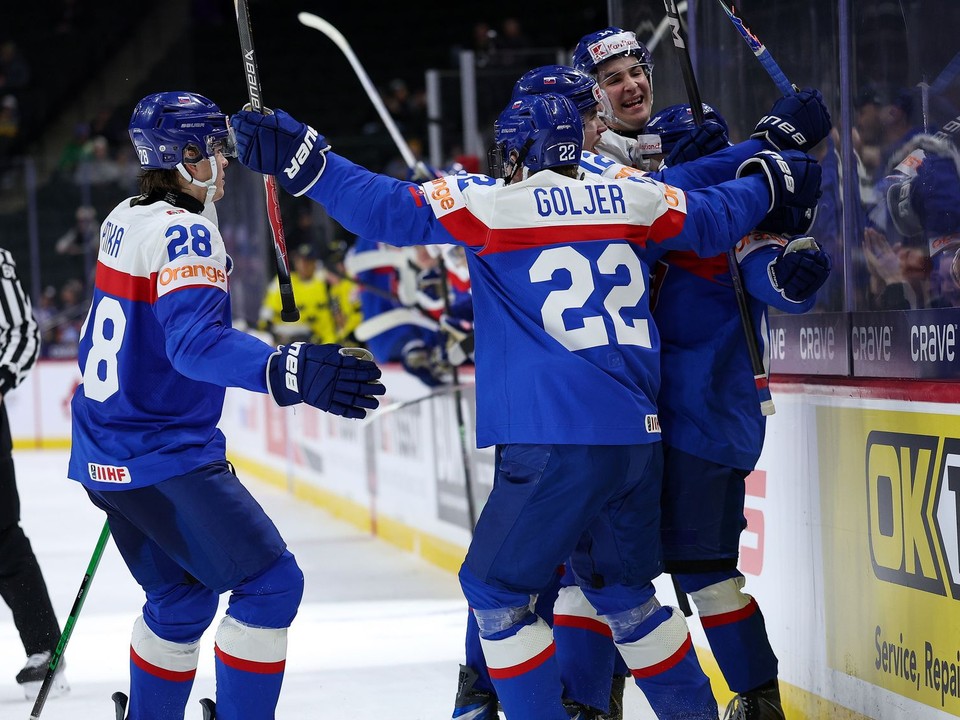 Radosť slovenských hokejistov po strelenom góle na MS U20.