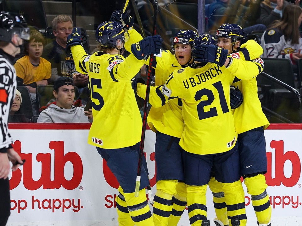Hokejisti Švédska oslavujú gól.