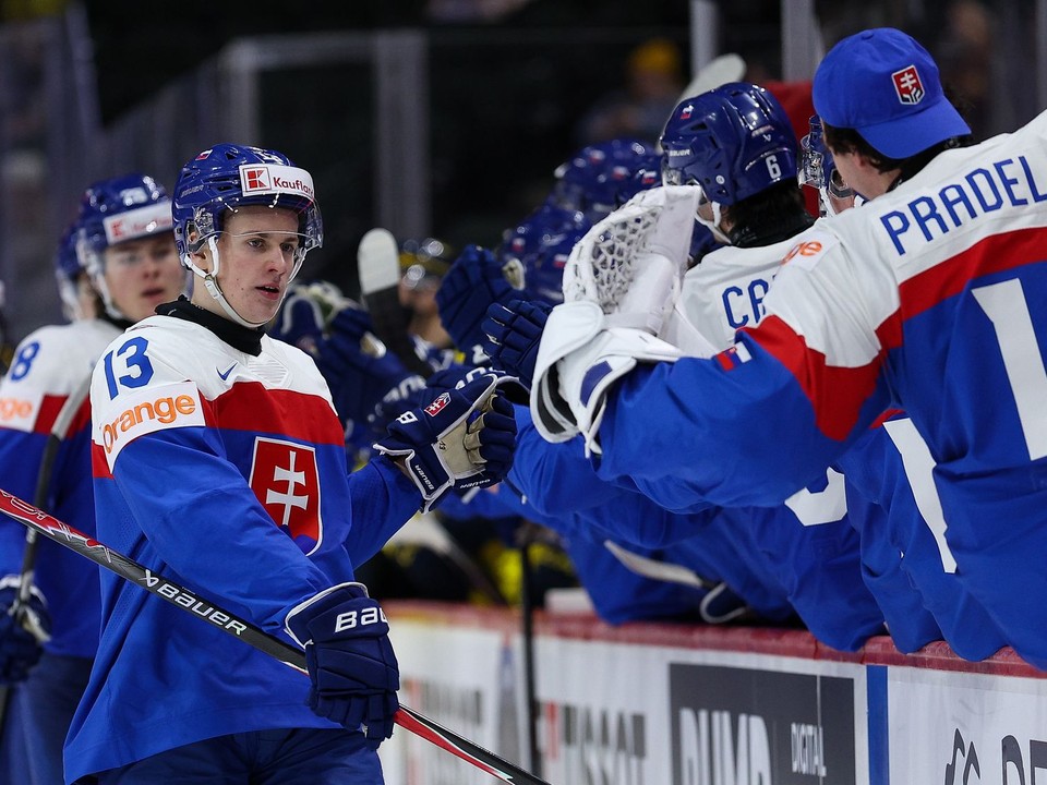 Slovenský hokejista Tobias Tomík (13) sa teší so spoluhráčmi z gólu.
