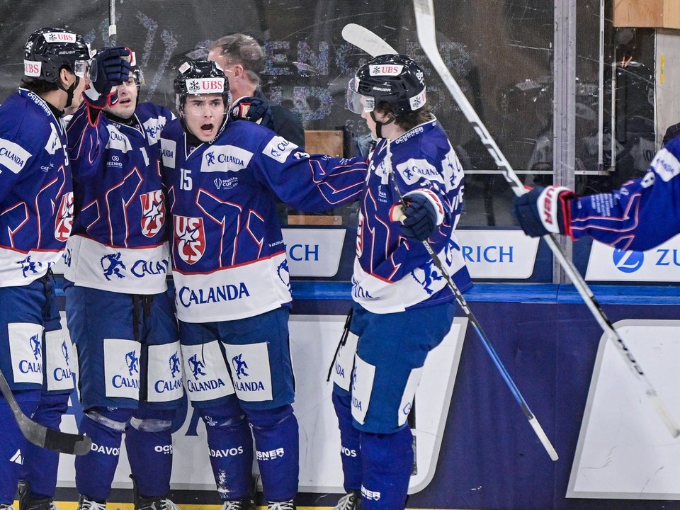 U.S. Collegiate Selects oslavuje gól.