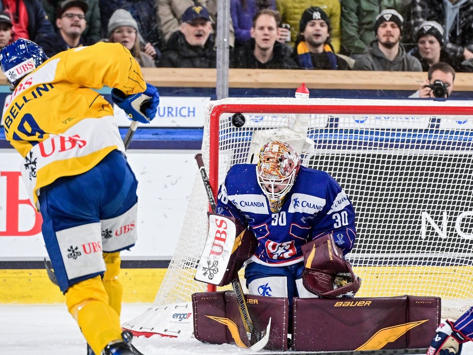 Tambellini skóruje proti Slovákovi Adamovi Gajanovi z tímu U.S. Collegiate Selects počas finále Spenglerového pohára.