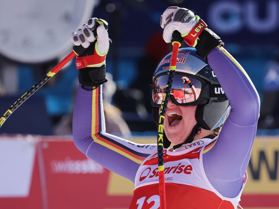 Nemecká lyžiarka Emma Aicherová sa teší v cieľovom priestore po dokončení zjazdu v St. Moritzi.