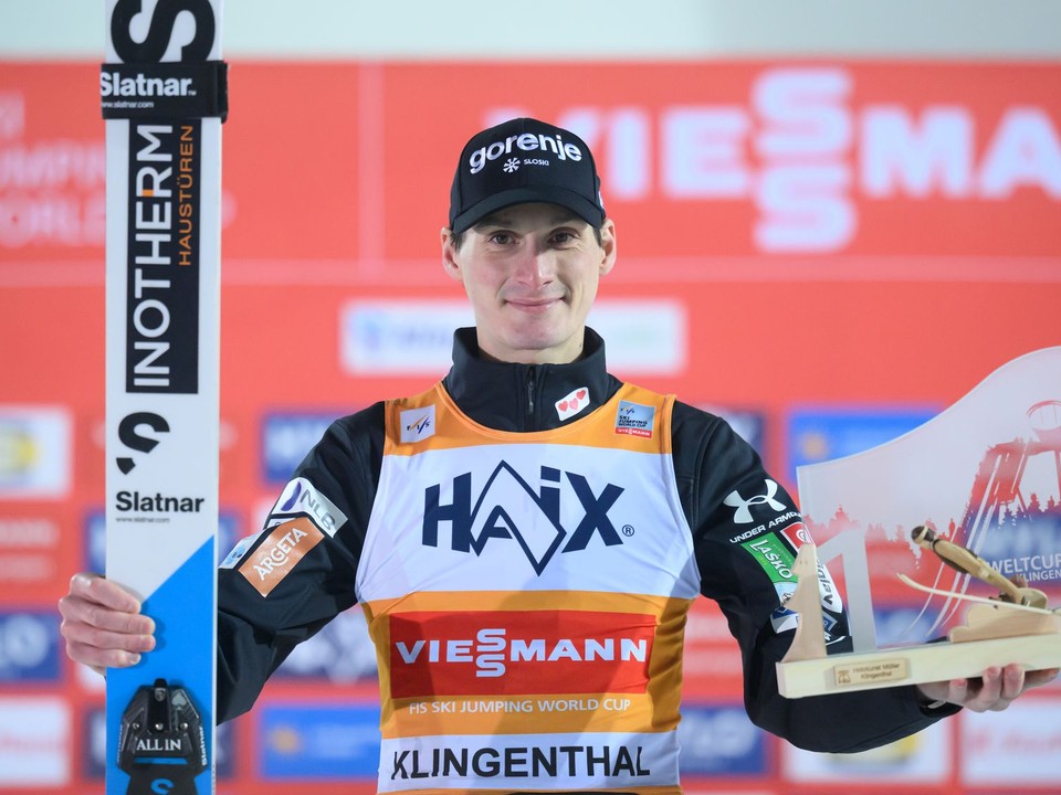 Slovinský skokan na lyžiach Domen Prevc sa teší po triumfe v Klingenthale.