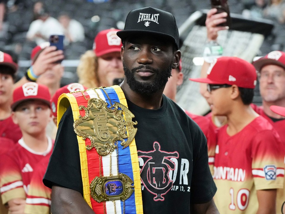 Boxer Terence Crawford sa zúčastňuje zápasu NFL medzi tímami Las Vegas Raiders a Los Angeles Chargers.