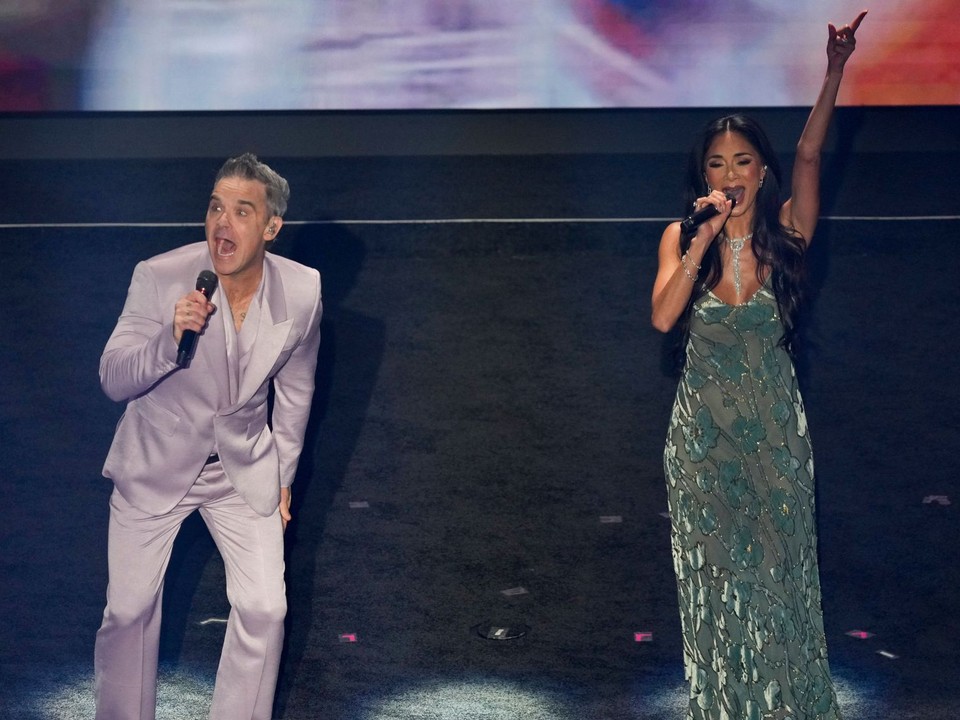 Robbie Williams a Nicole Scherzingerová.