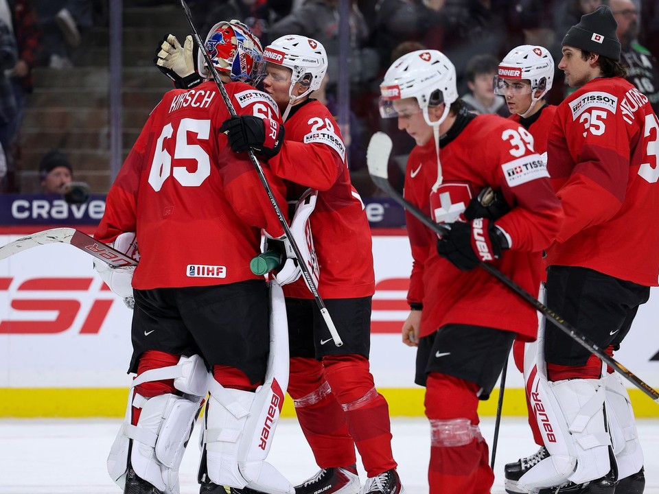 Hokejisti Švajčiarska oslavujú gól. 