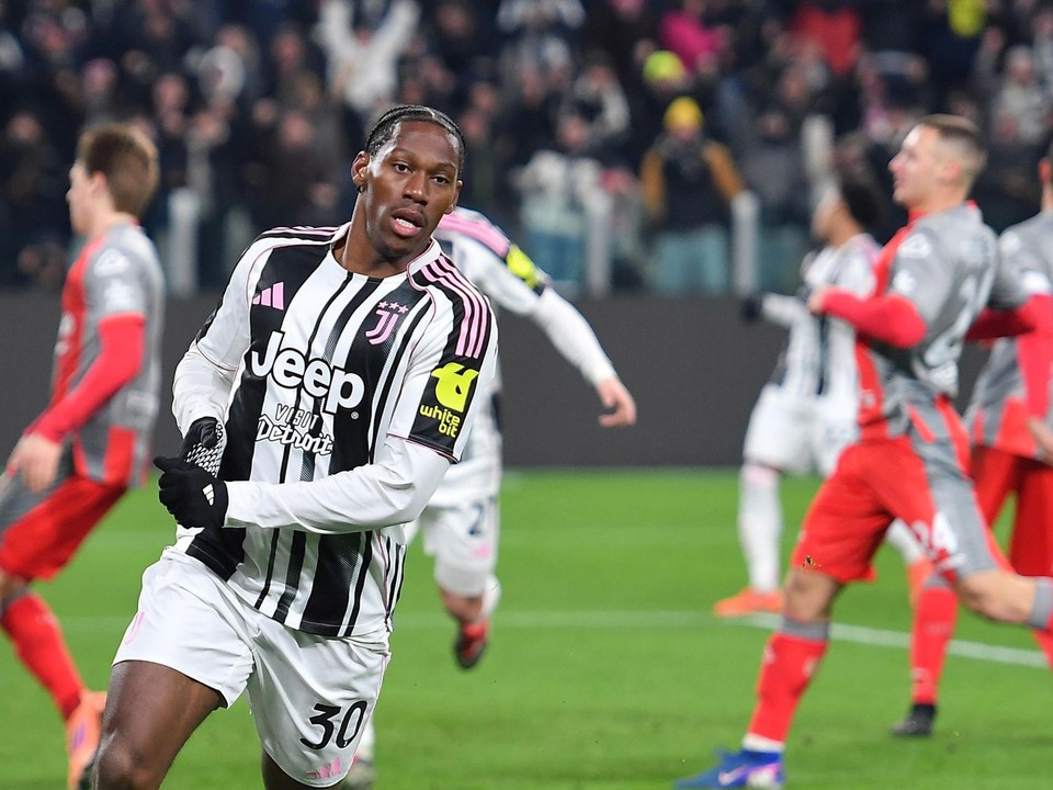 Hráč Juventusu Turín Jonathan David sa teší z gólu.