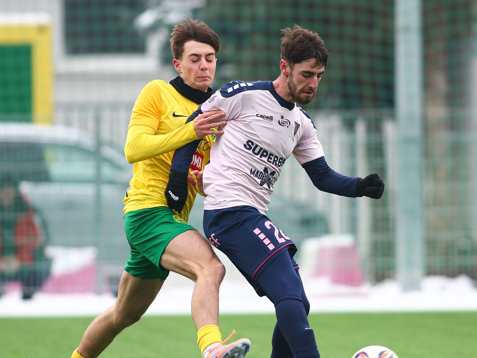 Zľava Andrei Florea (Žilina) a Bastien Donio (Zabrze) bojujú o loptu v prípravnom zápase počas zimnej prípravy pred štartom jarnej časti futbalovej Niké ligy MŠK Žilina - Górnik Zabrze.