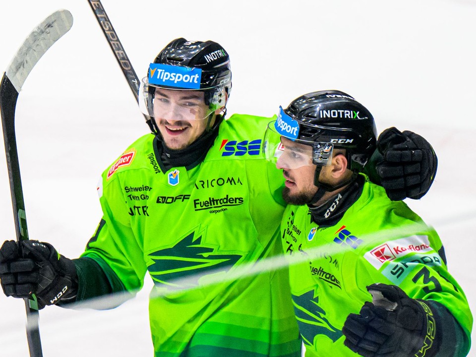 Hokejisti Žiliny sa tešia z gólu.