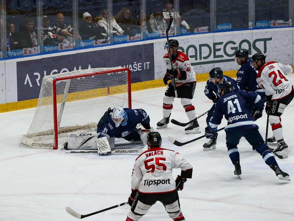 Hráči oboch tímov počas zápasu 35. kola hokejovej Tipsport ligy HC Slovan Bratislava - HC MONACObet Banská Bystrica.