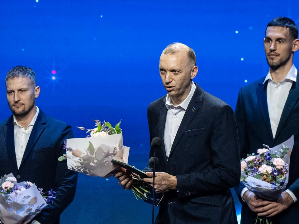 Na snímke tréner basketbalistov Patrioti Levice zľava Michal Madzin, tréner Ladislav Garaj a basketbalista Boris Bojanovský prebrali kolektívne ocenenie.