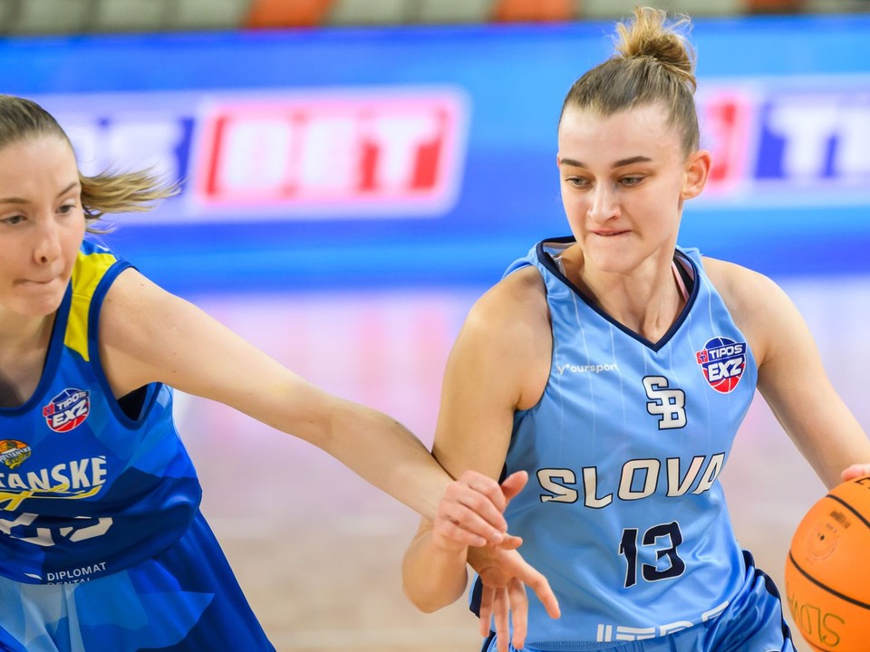 Alexandra Erdélyiová (Čajky) a Ema Rodáková (Slovan).