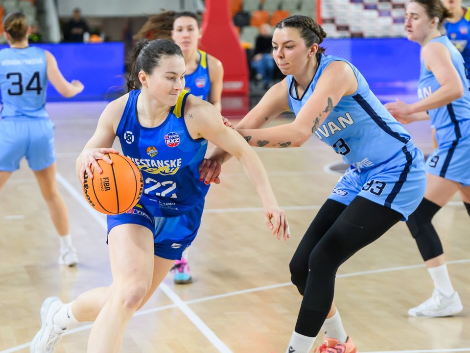 Zľava Hana Jakubčeková (Čajky) a Samantha Keltosová (Slovan) počas zápasu 15. kola Tipos extraligy basketbalu žien BC Slovan Bratislava - Piešťanské Čajky.
