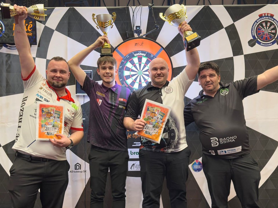 Tomislav Rosandič (druhý sprava) sa stal majstrom Slovenska v šípkach 2026.