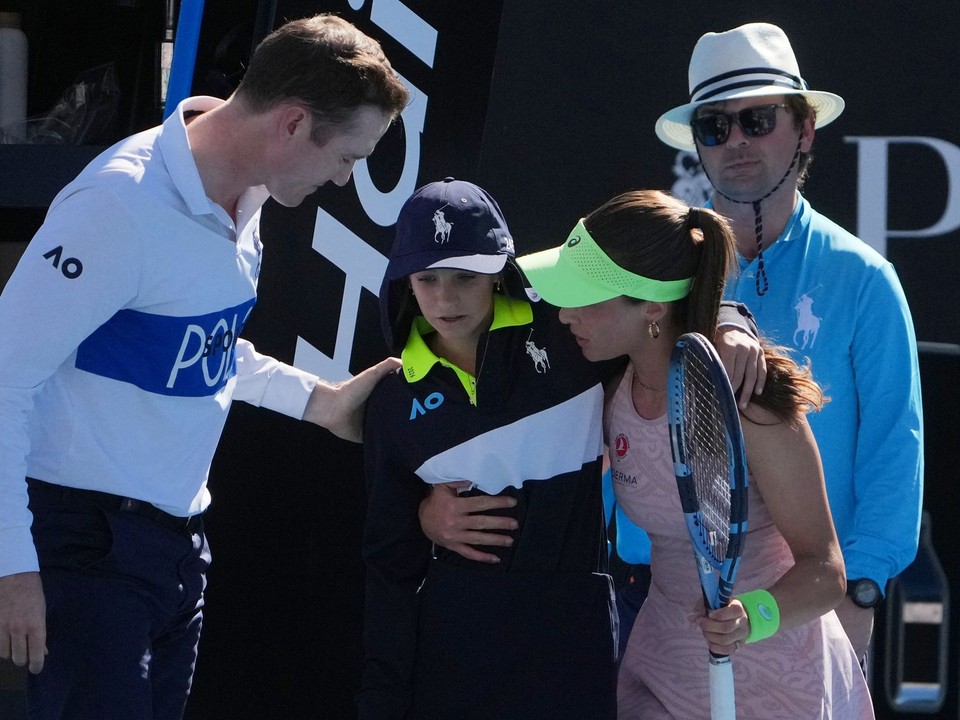 Zberačka loptičiek odpadla z extrémne horúceho počasia. 