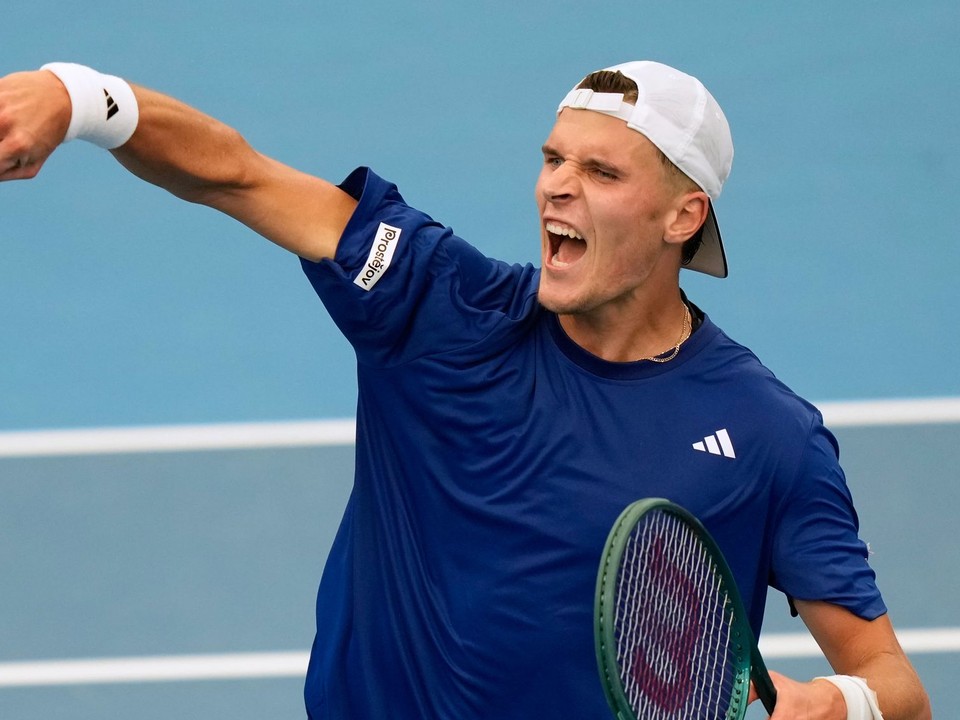 Jakub Menšík oslavuje víťazstvo nad Casperom Ruudom.