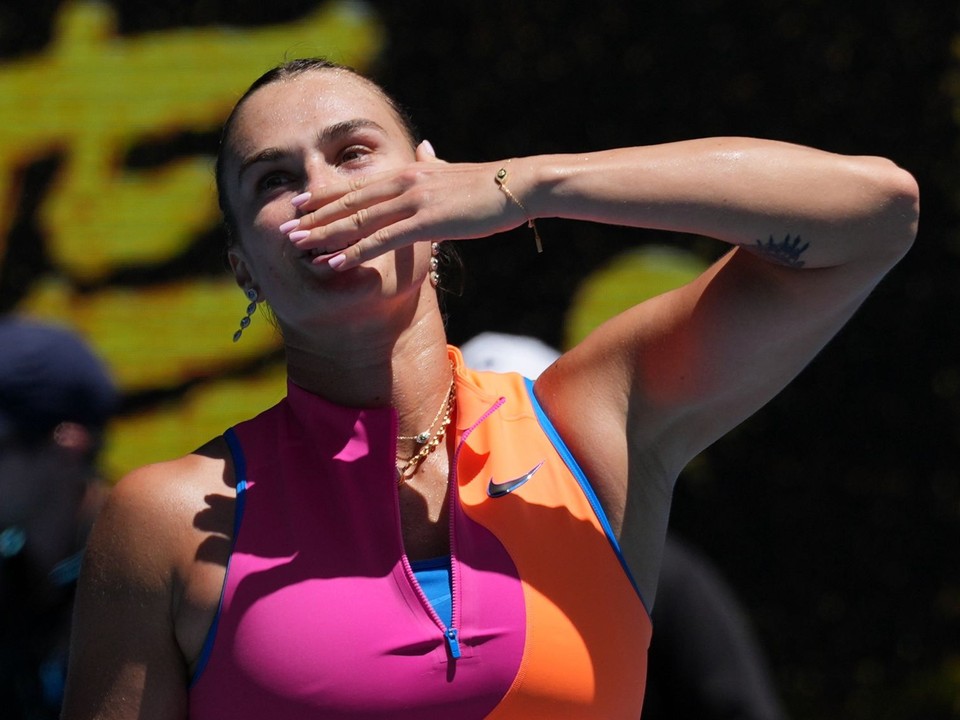 Aryna Sabalenková ďakuje fanúšikom po štvrťfinále Australian Open 2026.